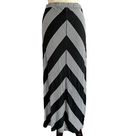 Womens Skirt Size Medium Black White Maxi Chevron Soft Goth Classic Retro - Picture 1 of 8
